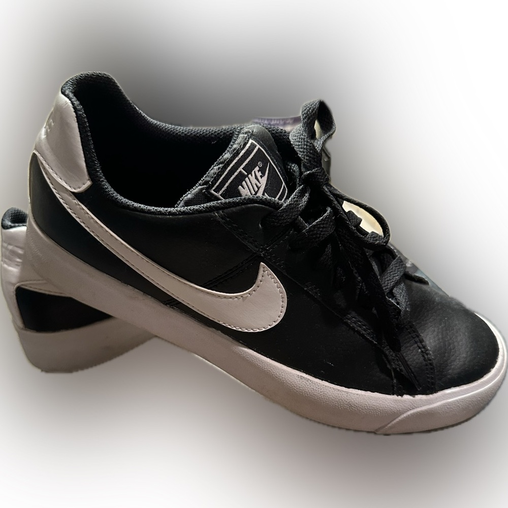 Nike Womens Size 8 Black and White Shoes